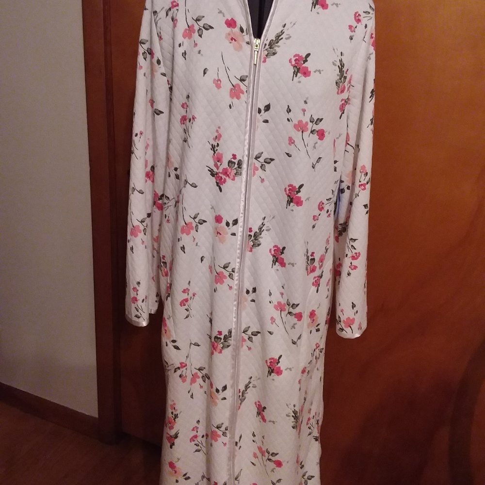 Adonna Womans Robe NWT